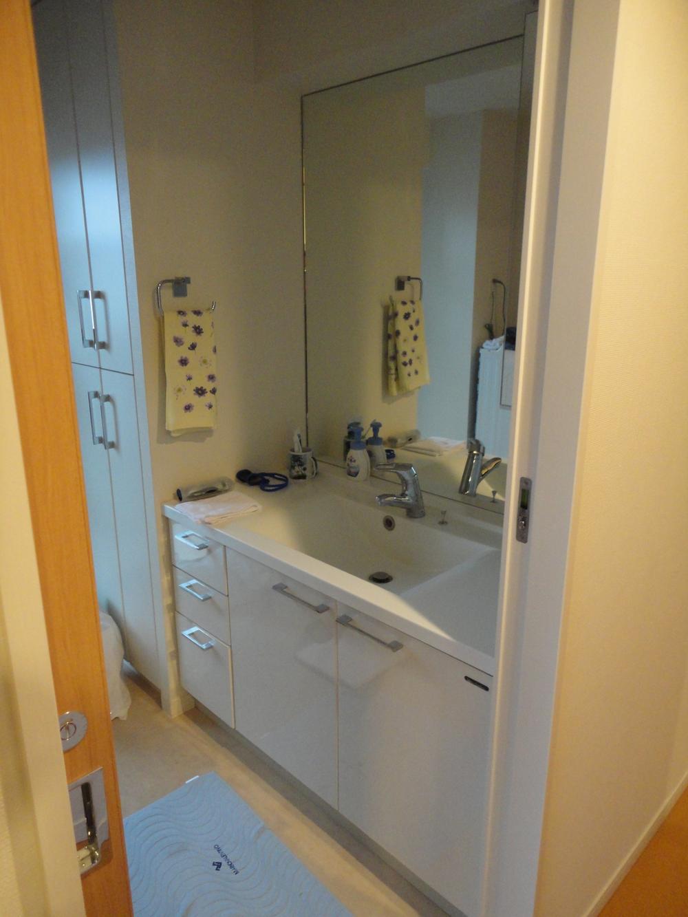 Wash basin, toilet. Dressing Room (2013 October shooting)