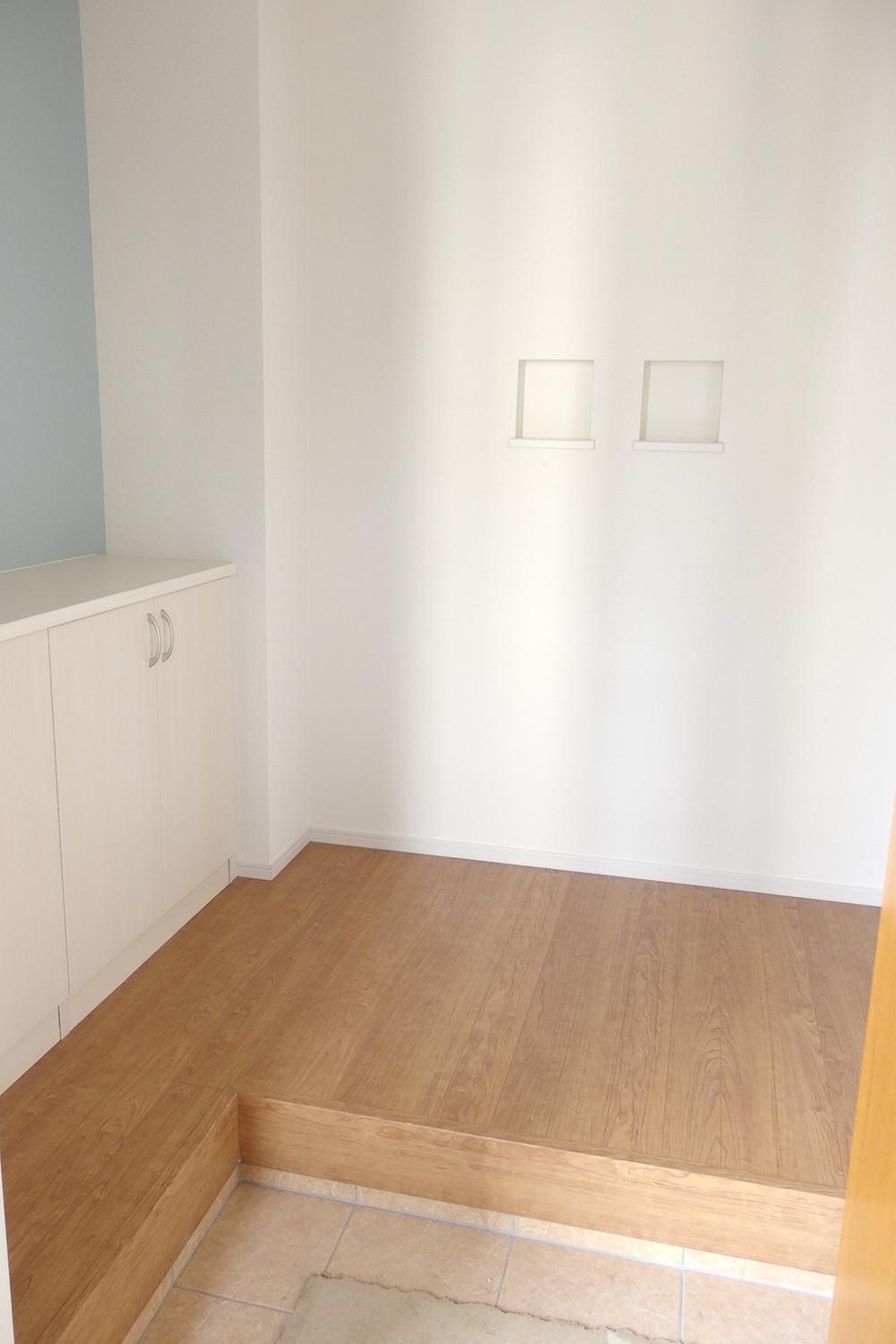 Entrance. Entrance of the shoe box equipped! 