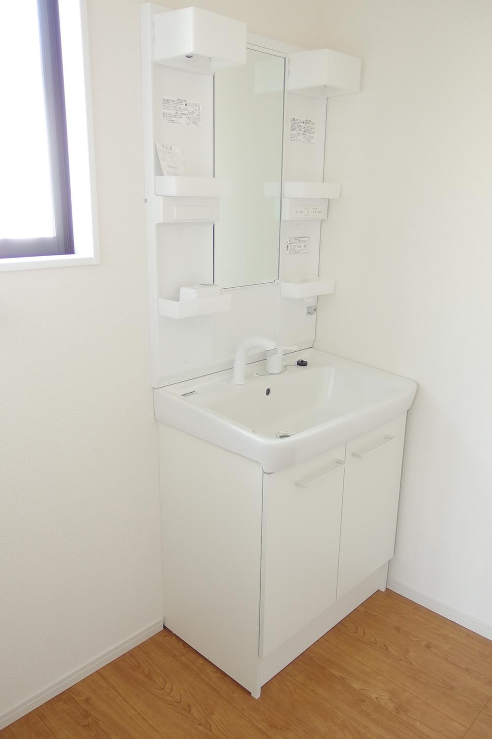 Wash basin, toilet. Shampoo dresser equipped! 