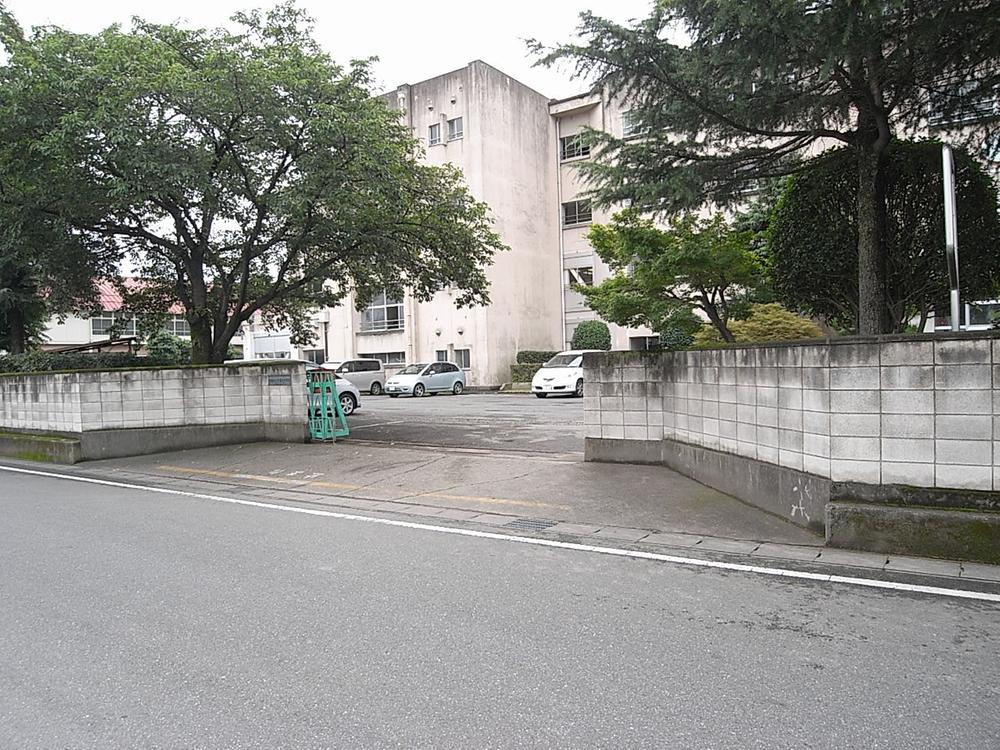 Junior high school. 1379m to Maebashi Municipal Motosoja junior high school
