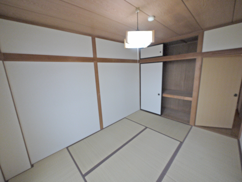 Living and room. Japanese-style room is also equipped with lighting