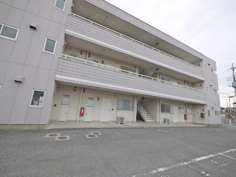 Building appearance. 3-story pale purple appearance of