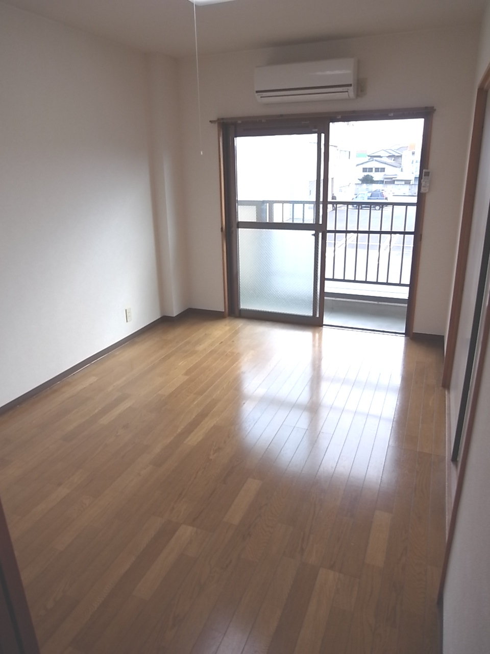 Living and room. Maebashi Nishikatakai cho Akkora Rent room Western-style room flooring 3
