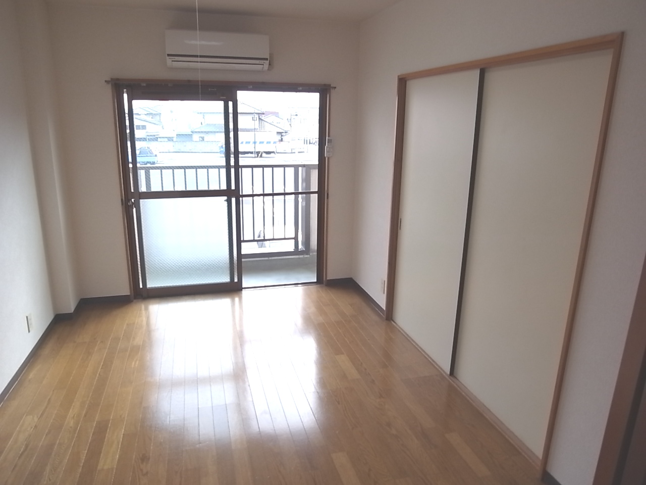 Living and room. Maebashi Nishikatakai cho Akkora Rent room Western-style room flooring 1