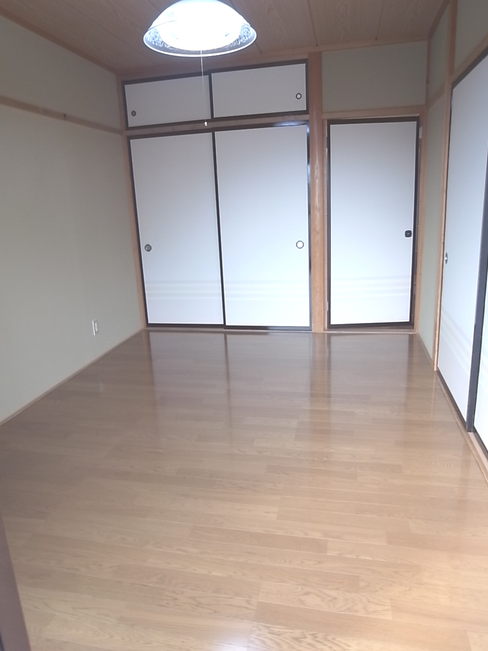 Living and room. Maebashi Nishikatakai cho Akkora Rent room Western-style room flooring 2