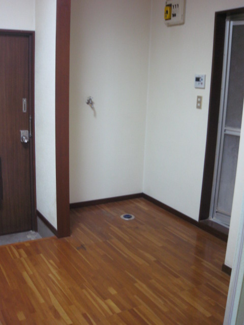 Other room space. Around the entrance