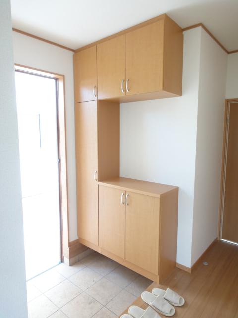 Entrance. Entrance of the shoe box equipped! 