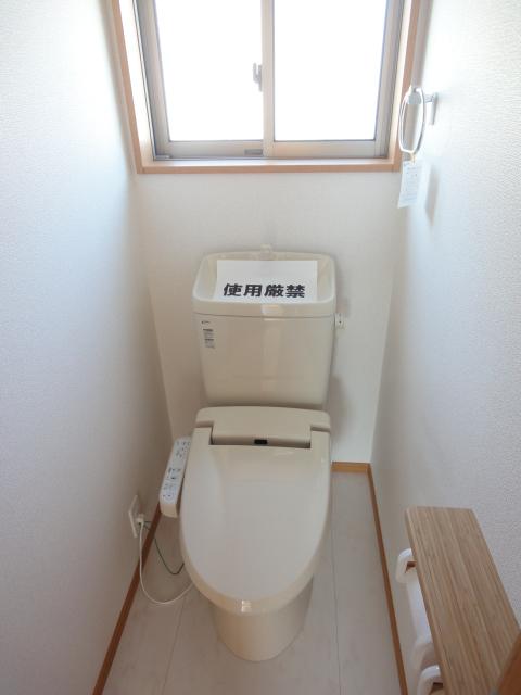 Toilet. 1 ・ Second floor toilet Bidet ・ Warm Rhett ・ Handrail equipped! 