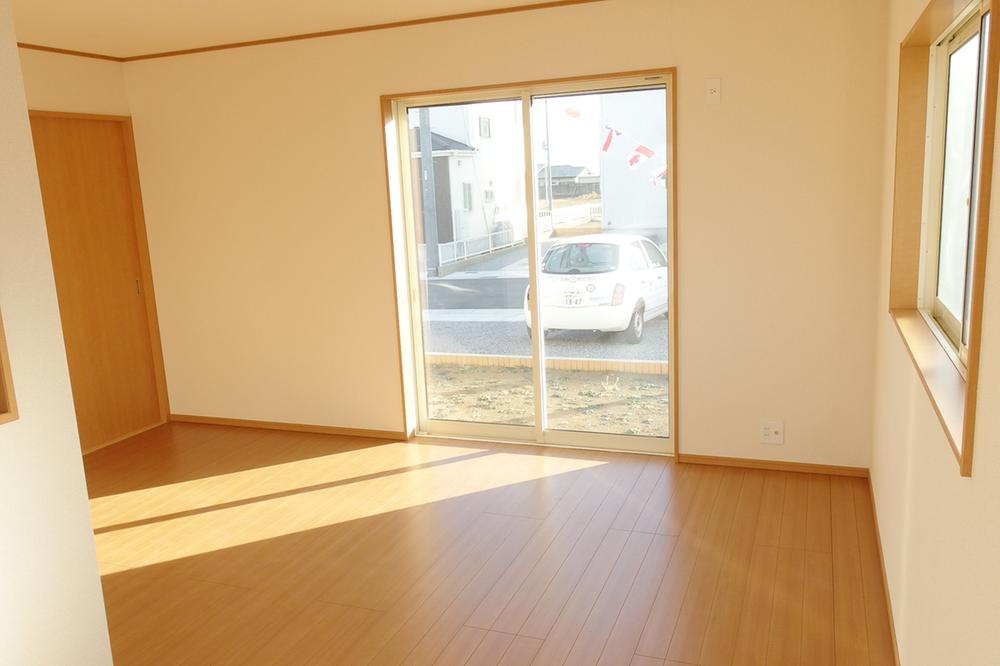 Living. It is a bright living dining! 