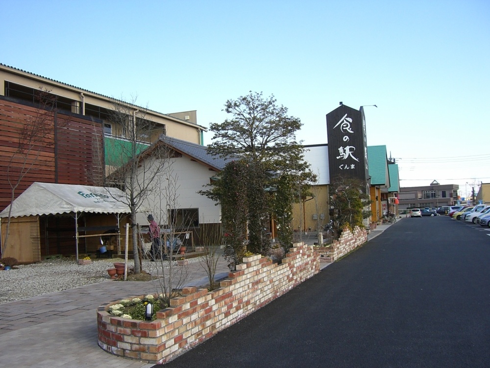 Supermarket. Station of food Gunma to (super) 1030m