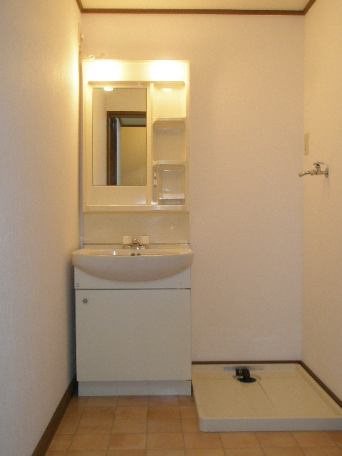 Washroom. Bathroom vanity ・ Washing machine in the room