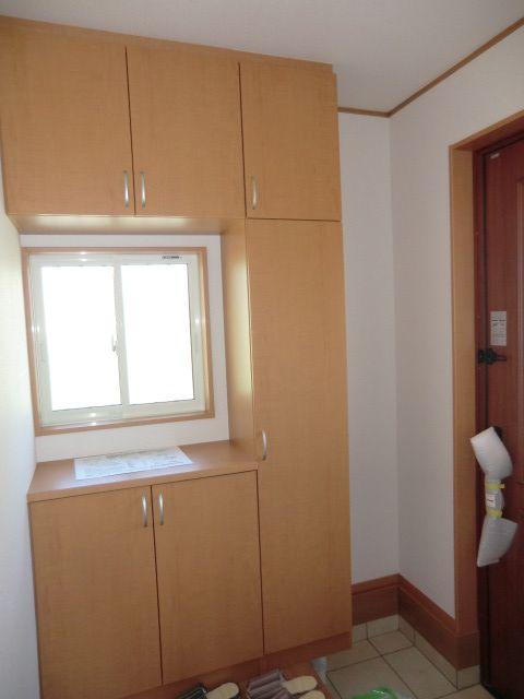 Entrance. Large shoe box