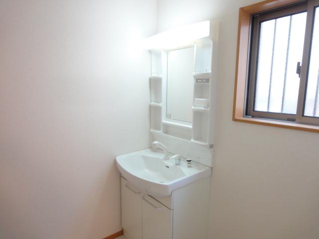 Wash basin, toilet. Shampoo dresser in the standard! 
