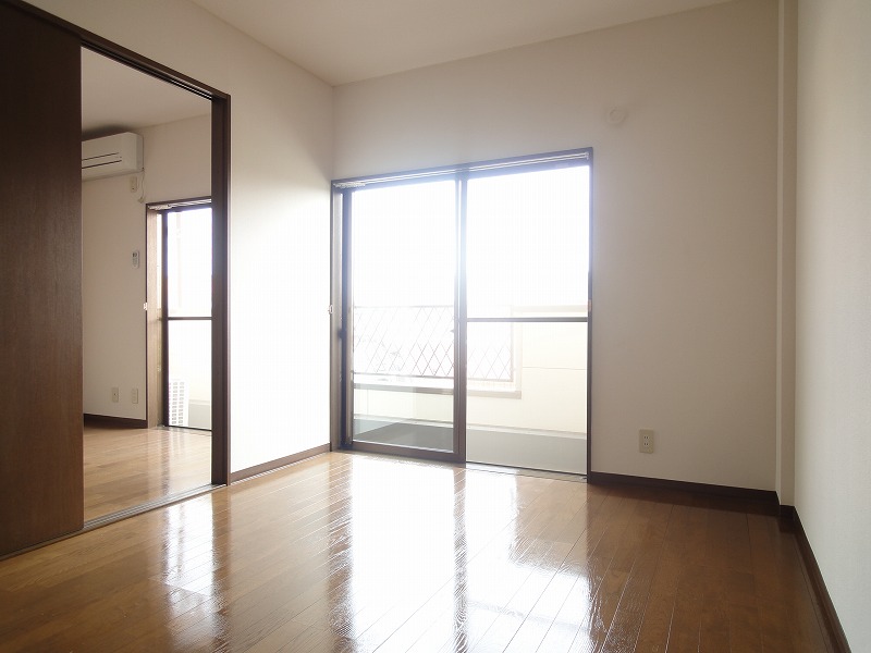 Living and room. DK ・ Between the Western-style is a sliding door