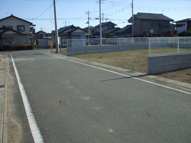 Local photos, including front road. There before the road width member 6m