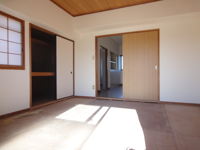 Other room space. Japanese-style room 8 tatami rooms is scheduled to clean tatami enters