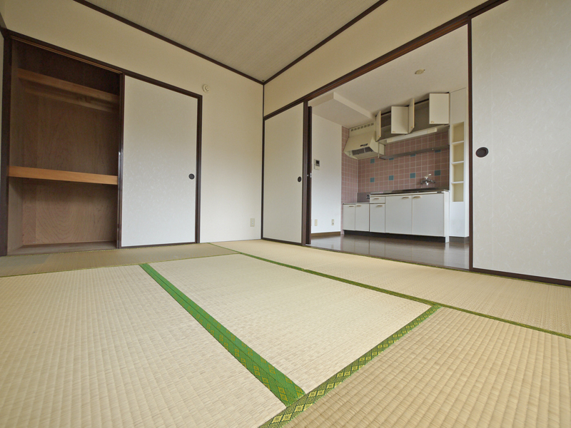 Living and room. Japanese-style room (already tatami exchange)