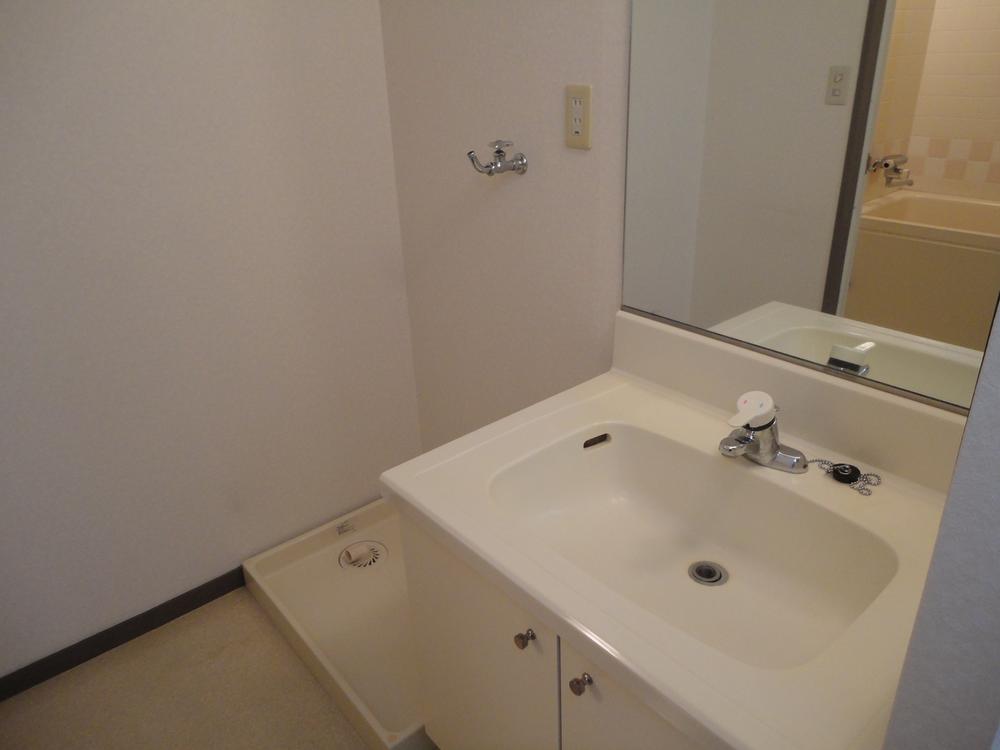 Wash basin, toilet. Washroom (December 2013 shooting)