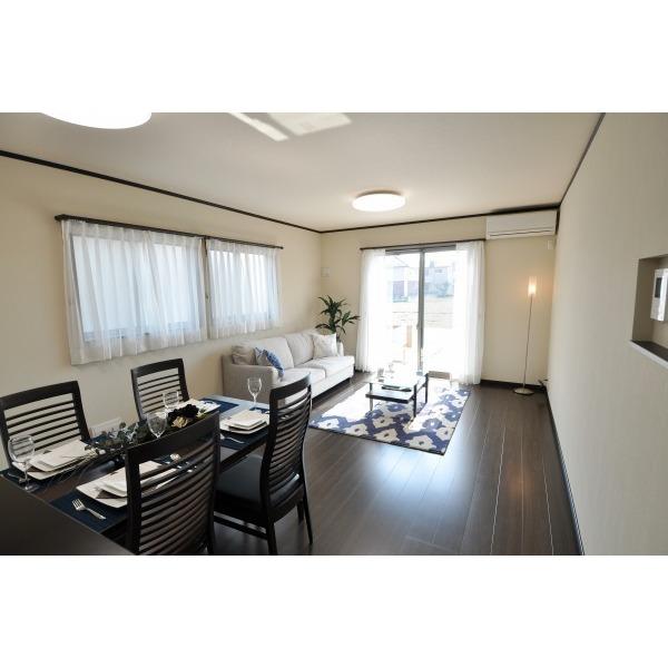 Living.  ☆ Local Photos ☆ 