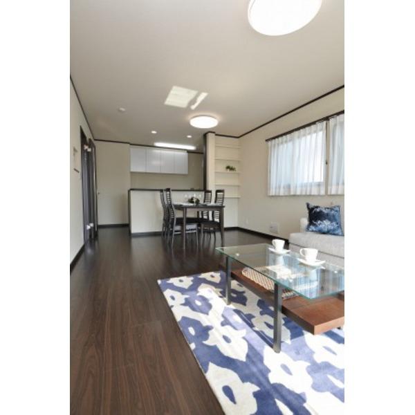 Living.  ☆ Local Photos ☆ 