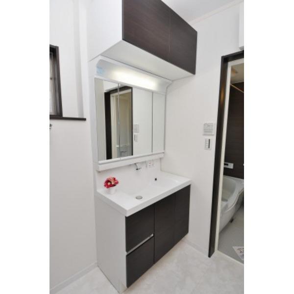 Wash basin, toilet.  ☆ Local Photos ☆ 