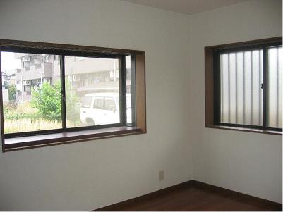 Other room space. Western-style in the north of the window is equipped with a grid