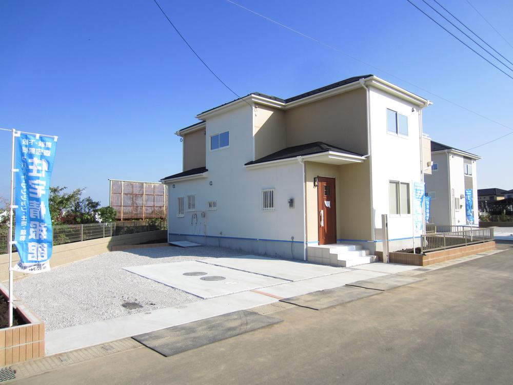 Local photos, including front road. Local shooting 1 Building