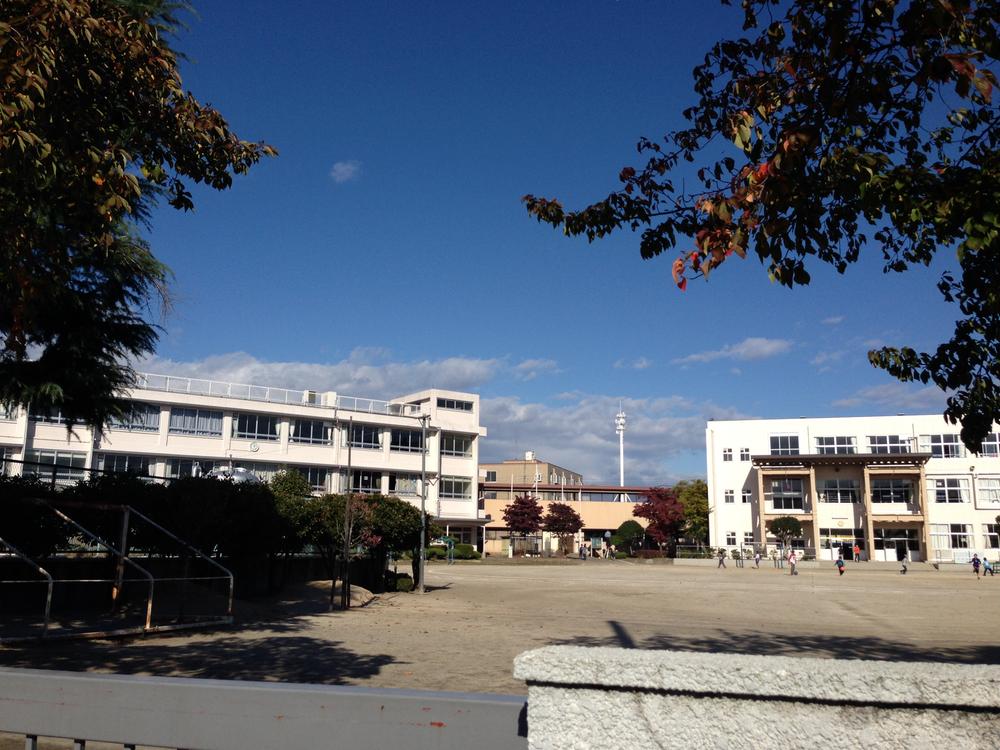 Primary school. Motosoja to South Elementary School 1450m