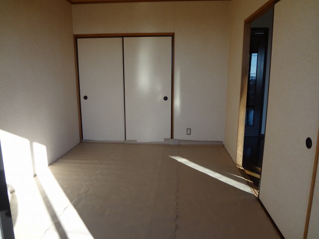 Other room space. It is the south side of the Japanese-style room. Sunny. 