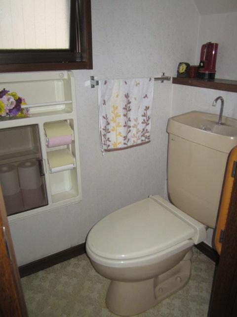 Toilet. Indoor (12 May 2013) Shooting First floor toilet