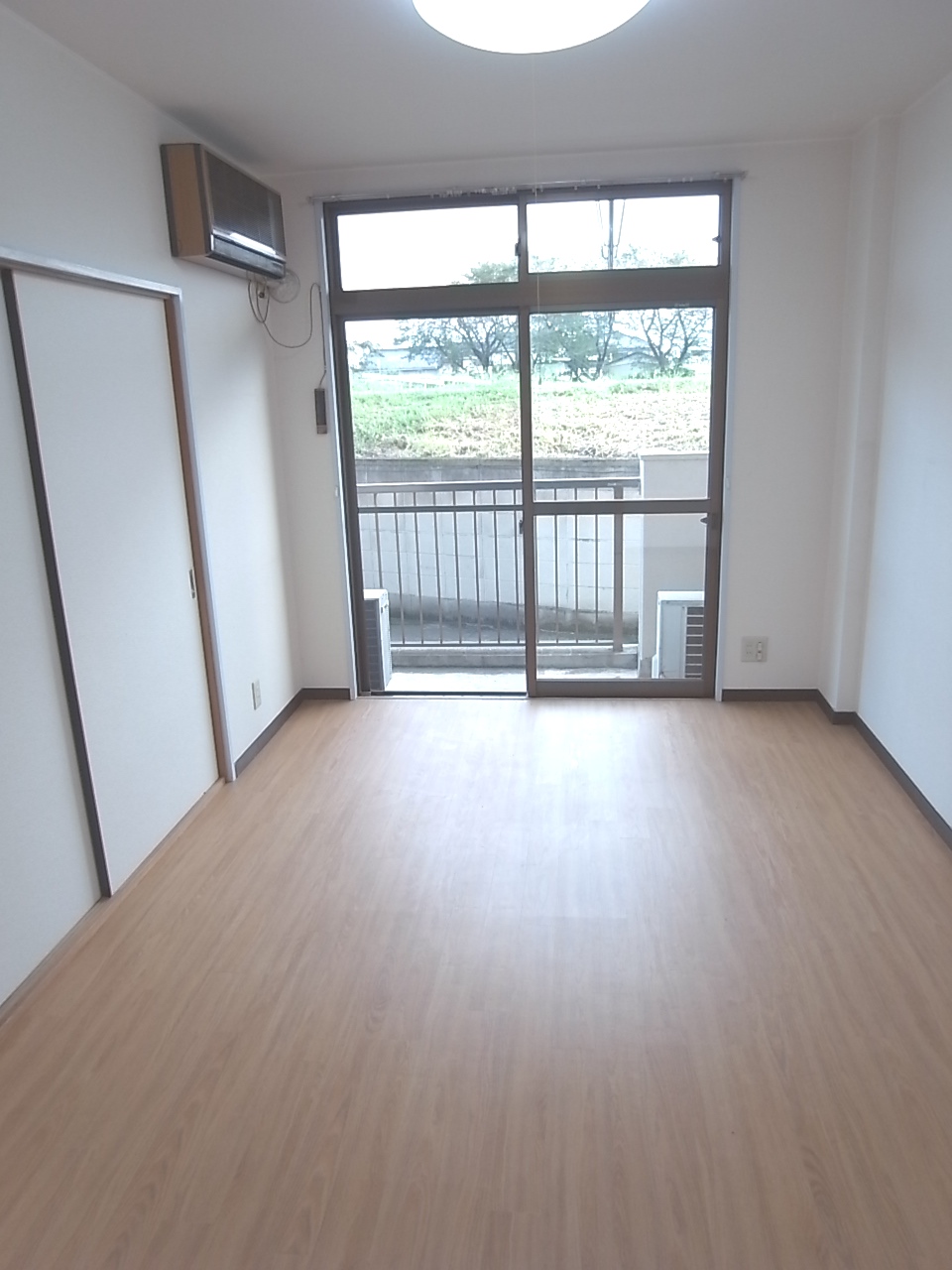 Living and room. Maebashi Kozuka cho Akkora Rent room Western-style room flooring 1