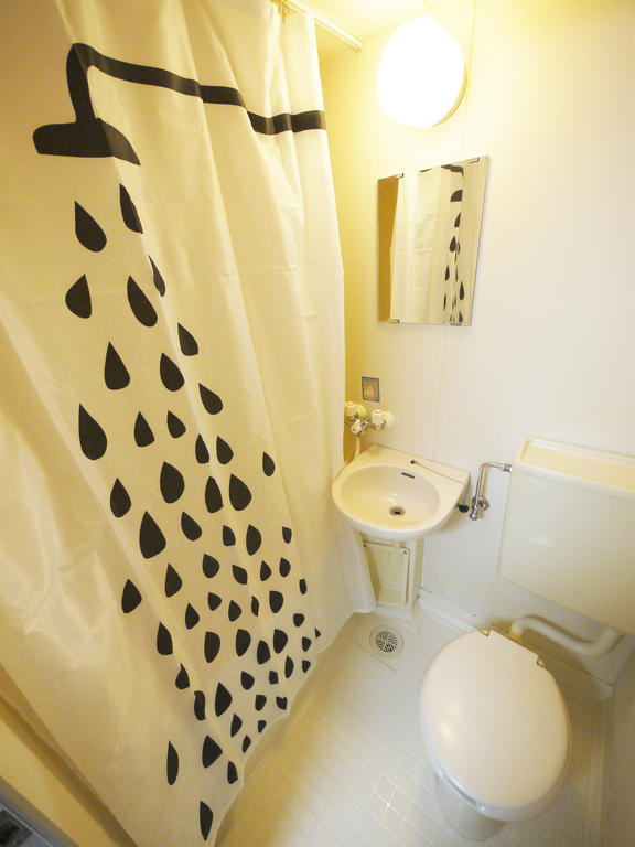 Toilet. toilet ・ Wash basin ・ Curtain with bus