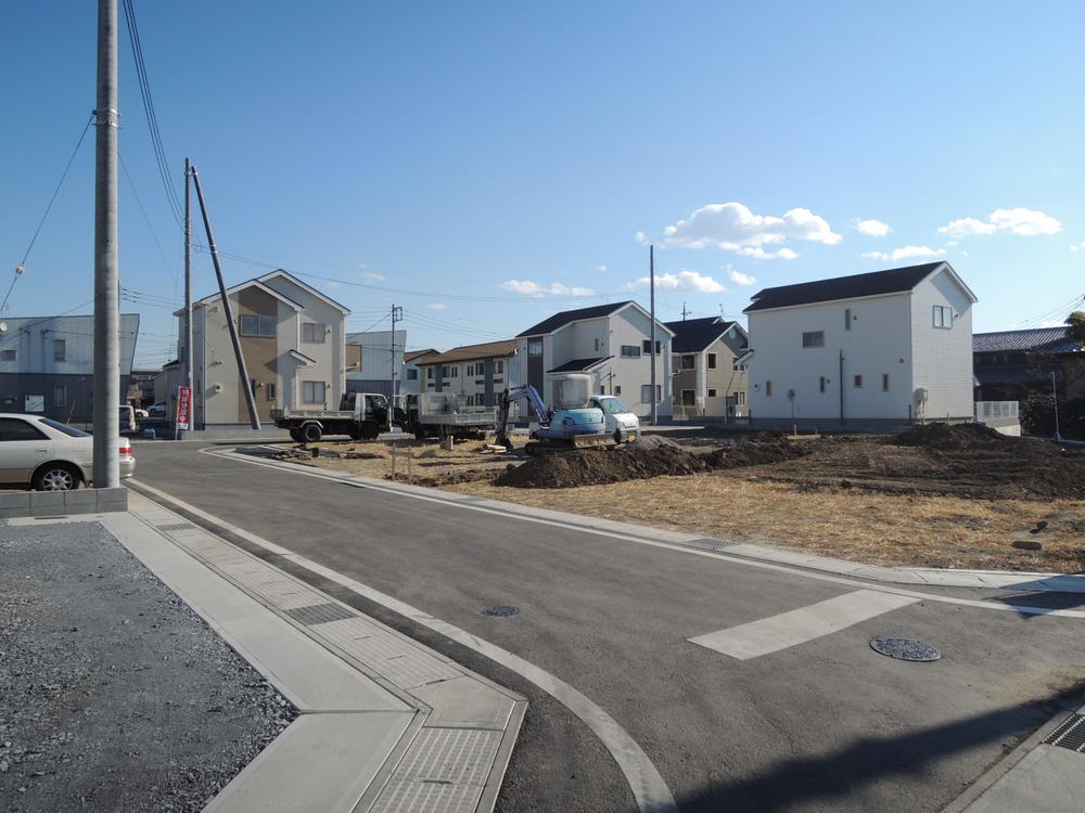 Local photos, including front road. Local (12 May 2013) Shooting Subdivision panoramic view! 