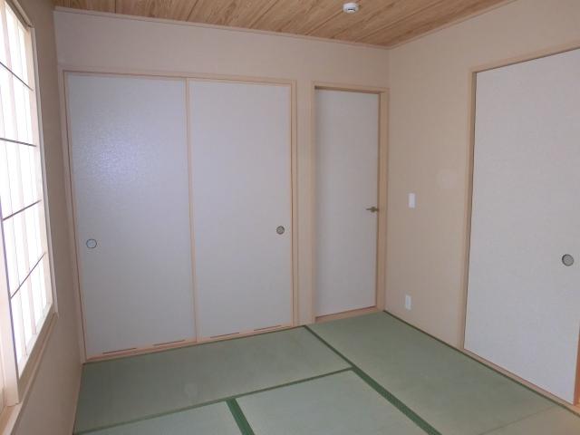 Non-living room. Same specifications