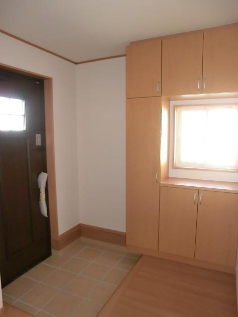 Entrance. Same specifications