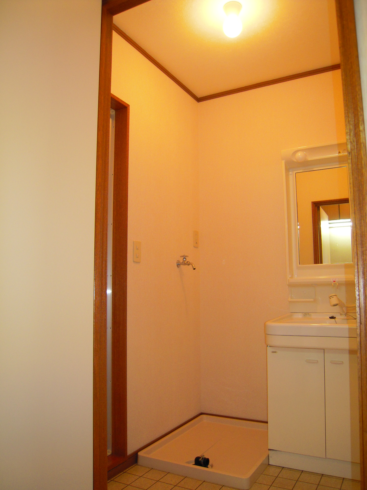 Washroom. Bathroom vanity ・ Indoor Laundry with yard