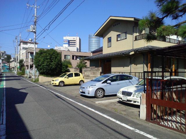 Local photos, including front road. Local (10 May 2012) shooting