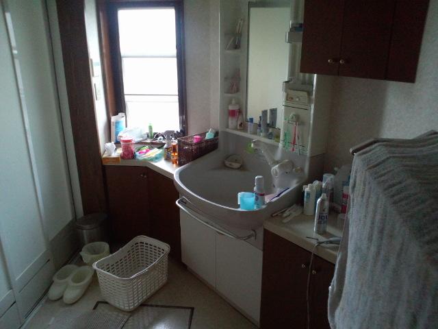 Wash basin, toilet. Indoor (10 May 2012) shooting