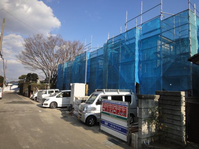 Local photos, including front road. This book contains a quiet residential area from the main street! 