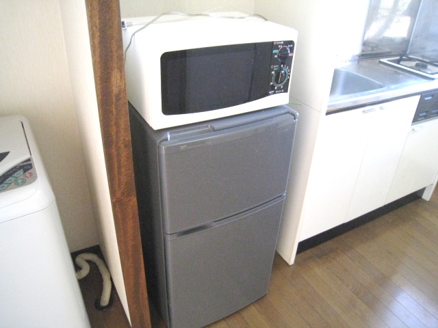 Kitchen. microwave, refrigerator, A washing machine