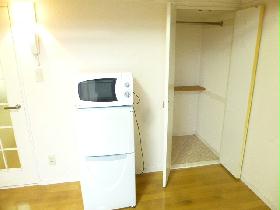 Living and room. Right closet! ! microwave, There is also a refrigerator! 