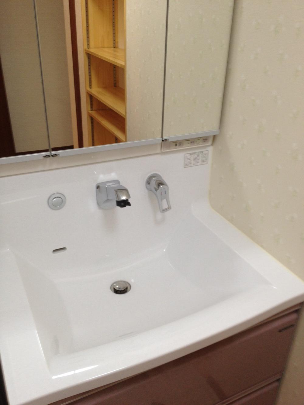 Wash basin, toilet. Replacement washbasin new