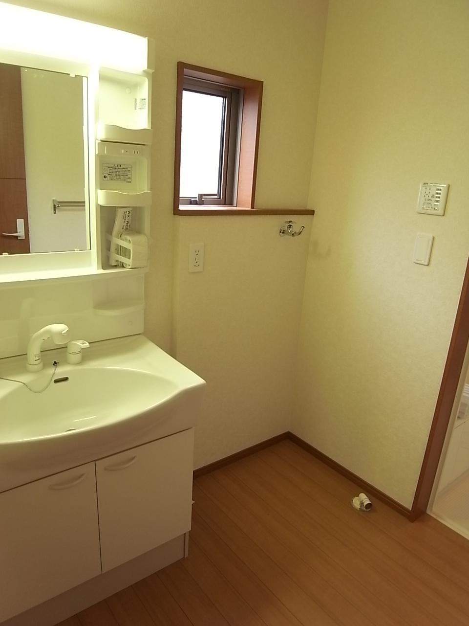 Wash basin, toilet. Shampoo dresser in the standard! 