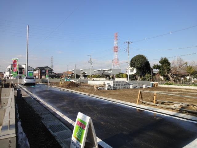 Local photos, including front road. 25 January, is scheduled to be completed! 