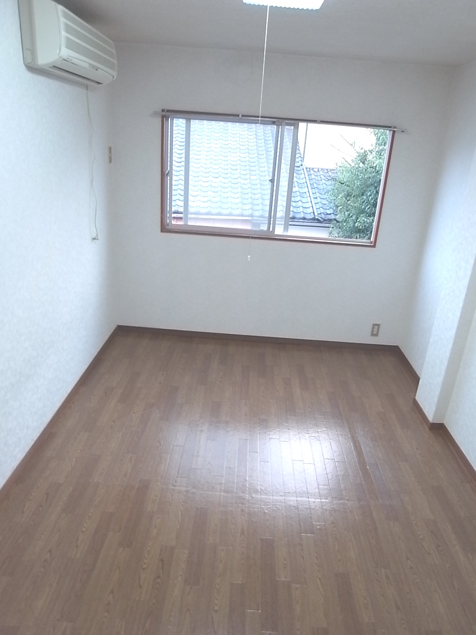 Living and room. Maebashi Kozuka cho Akkora Rent room Western-style room flooring 3