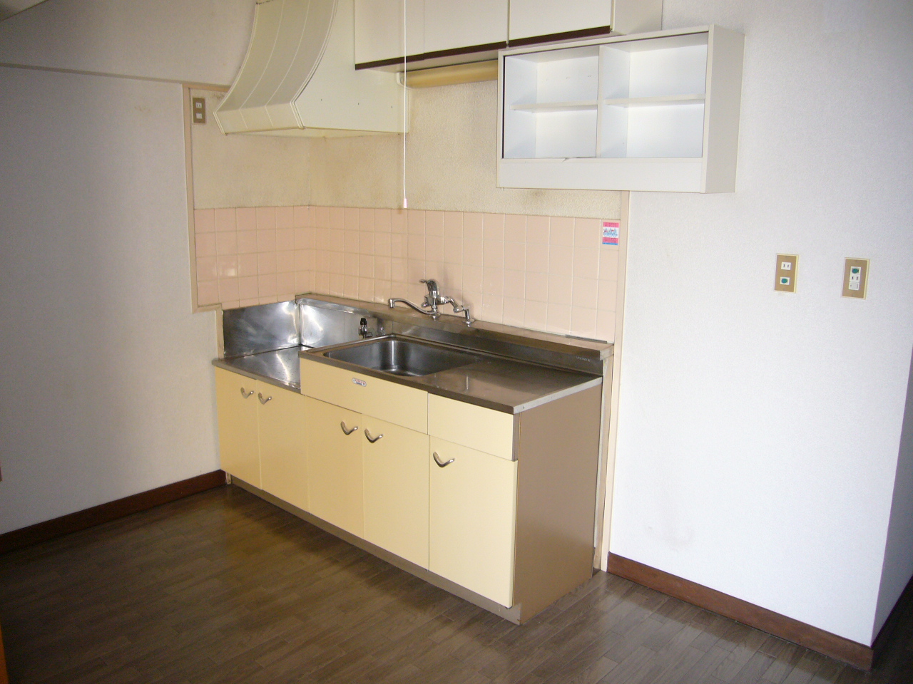 Kitchen. It is a clean kitchen