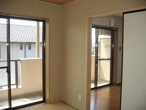 Living and room. Between the DK and the Japanese-style room is 引違 door