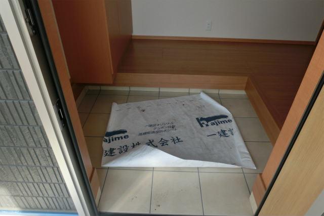 Entrance. Local (12 May 2013) Shooting