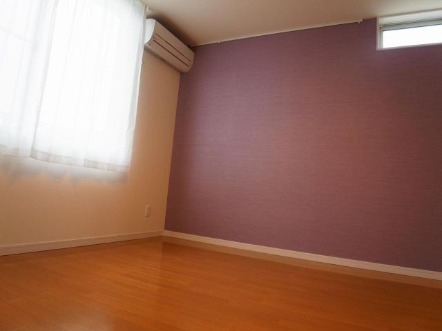 Living and room. Fashionable accent Cross of purple! 