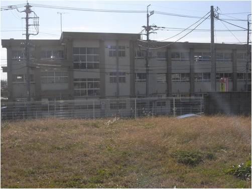 Primary school. 20m to Haga elementary school